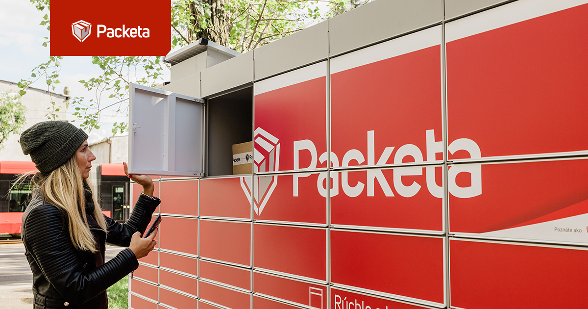 Zákazníčka vyzdvihuje zásielku z výdajného boxu Packeta Z-BOX